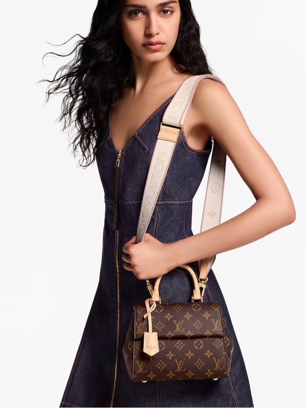 🔥 🔥 AUTHENTIC Worn once brand new Cluny Mini Louis Vuitton includes strap - Picture 3 of 10